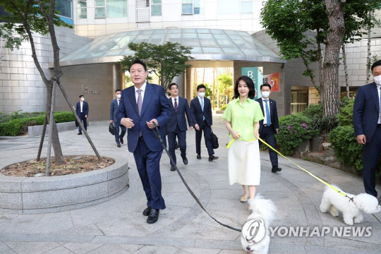 윤석열 대통령이 11일 서울 서초구 자택에서 김건희 여사의 배웅을 받으며 출근하고 있다. <대통령실 제공>